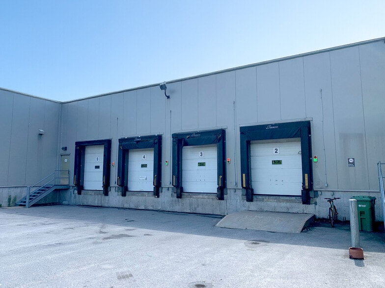 More Photos Of 2715 Rue de Reading, Montréal Distribution For Lease