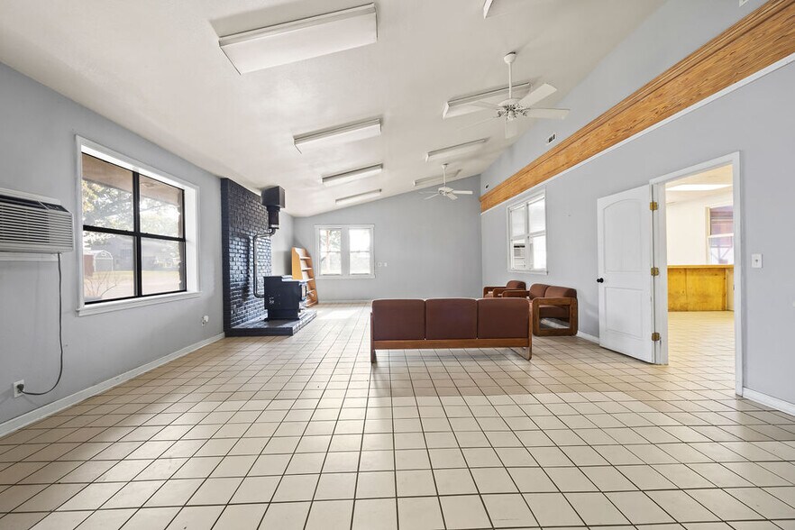 More Photos Of 121 S Nelson Ave, Gentry Light Manufacturing For Sale