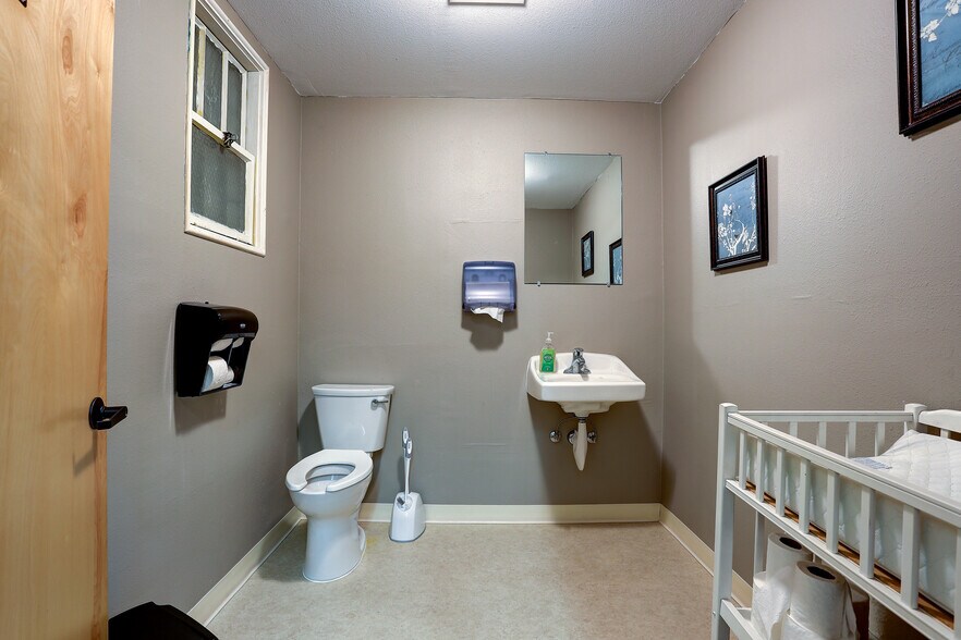 More Photos Of 178 SW 5th St, Madras Storefront Retail Office For Lease