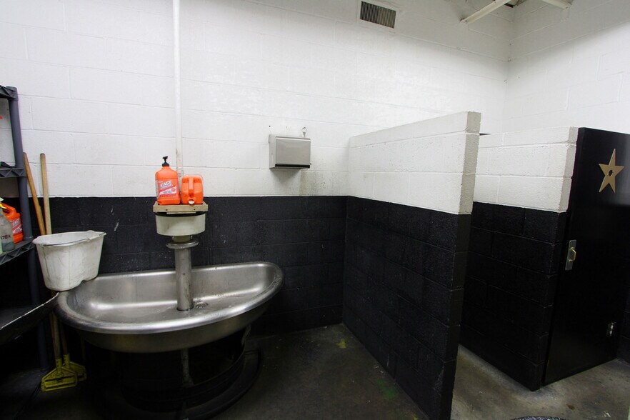 More Photos Of 2401 N Ritter Ave, Indianapolis Warehouse For Lease