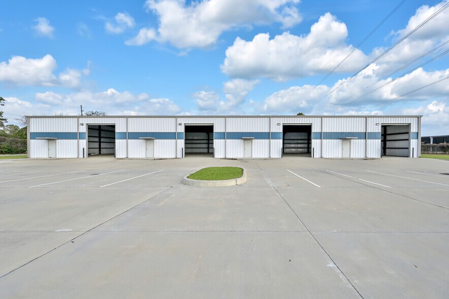 More Photos Of 535 S Persimmon St, Tomball Warehouse For Lease