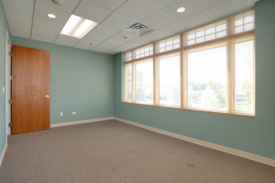 More Photos Of 5143-5151 Mochel Dr, Downers Grove Office For Sale