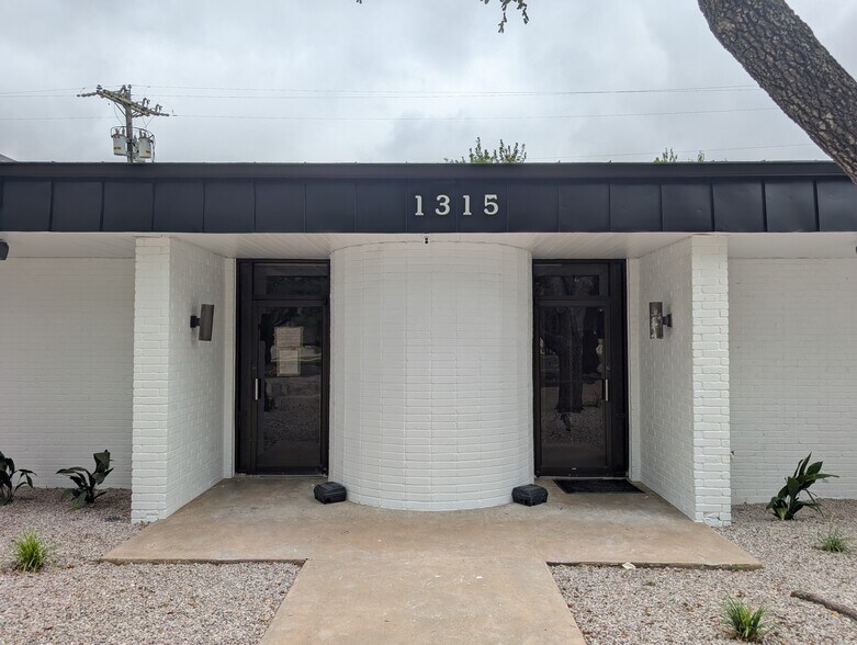 More Photos Of 1315 Sam Bass Cir, Round Rock Office For Lease