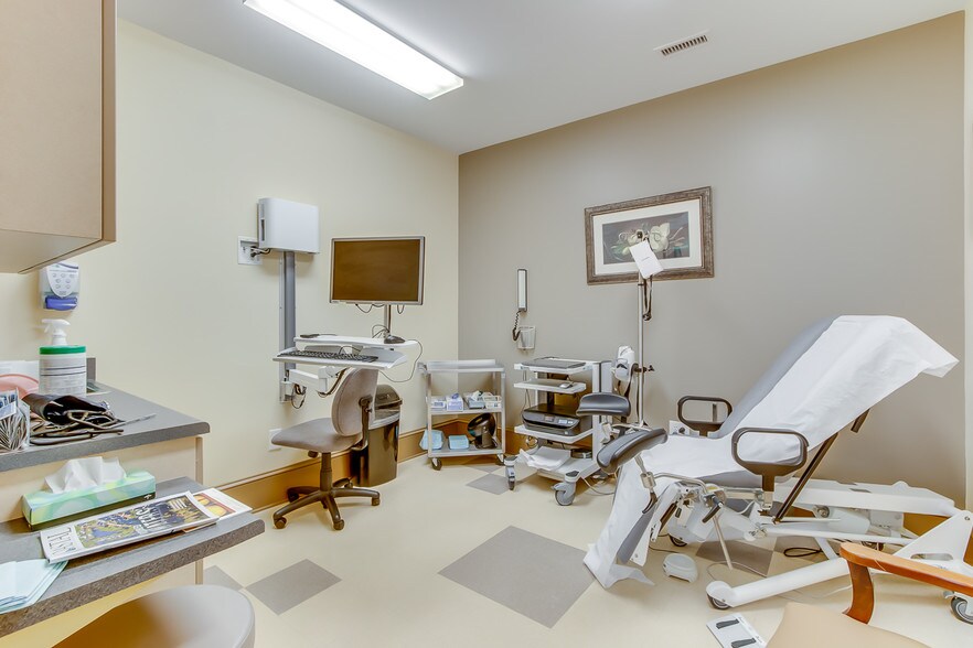 More Photos Of 135 Professional Park Dr, Seneca Healthcare For Lease