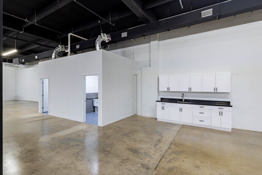 More Photos Of 6800-6890 NE 4th Ct, Miami Light Distribution For Lease