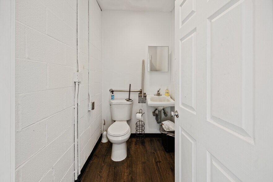 More Photos Of 180 Commerce Dr, Fairfield Auto Dealership For Sale