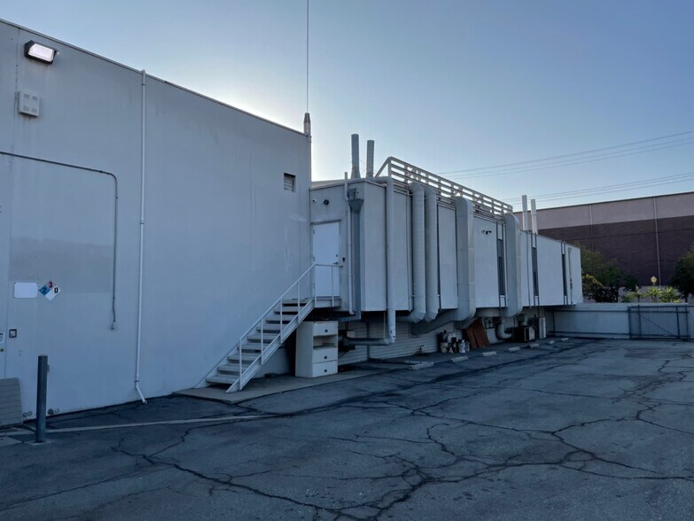 More Photos Of 73-75 N Vinedo Ave, Pasadena Research And Development For Lease