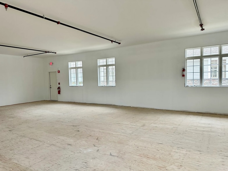 More Photos Of 402 Fox Gln, Barrington Medical For Lease