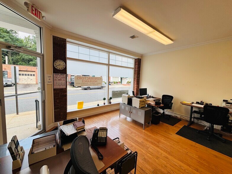 More Photos Of 129 Glenwood Rd, Glenwood Landing Freestanding For Lease
