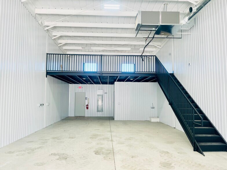 More Photos Of 12432 Road Runner Ln, Oklahoma City Warehouse For Lease