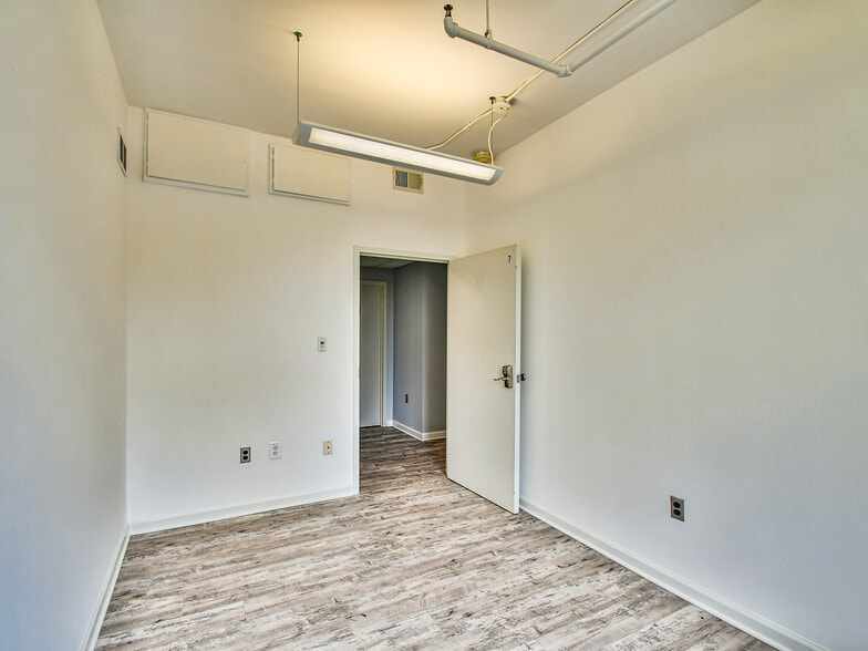 More Photos Of 2300 N Pershing Dr, Arlington Medical For Lease