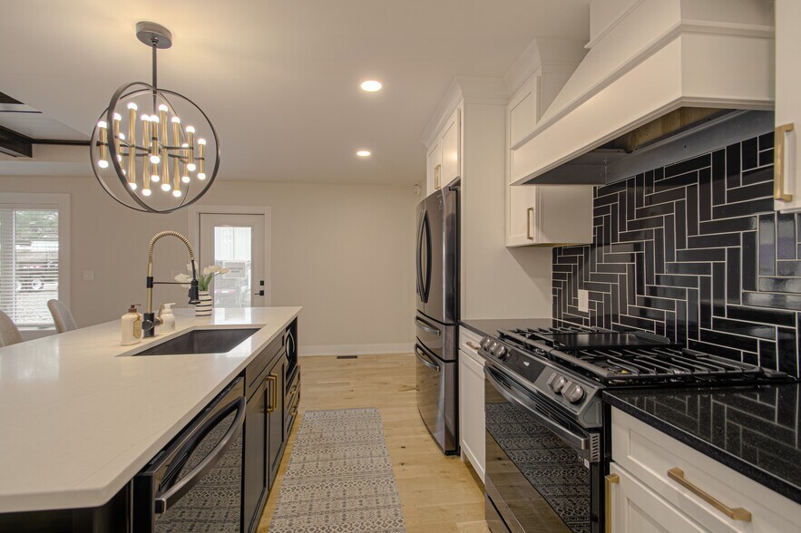 More Photos Of 1600 SW Market St, Lee's Summit Office For Sale