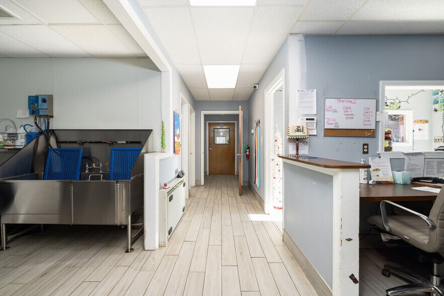 More Photos Of 5617 Dorchester Rd, North Charleston Veterinarian Kennel For Lease