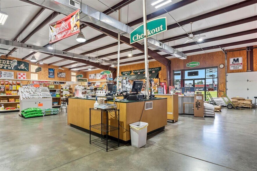 More Photos Of 1014 Linn St, Sikeston Freestanding For Sale