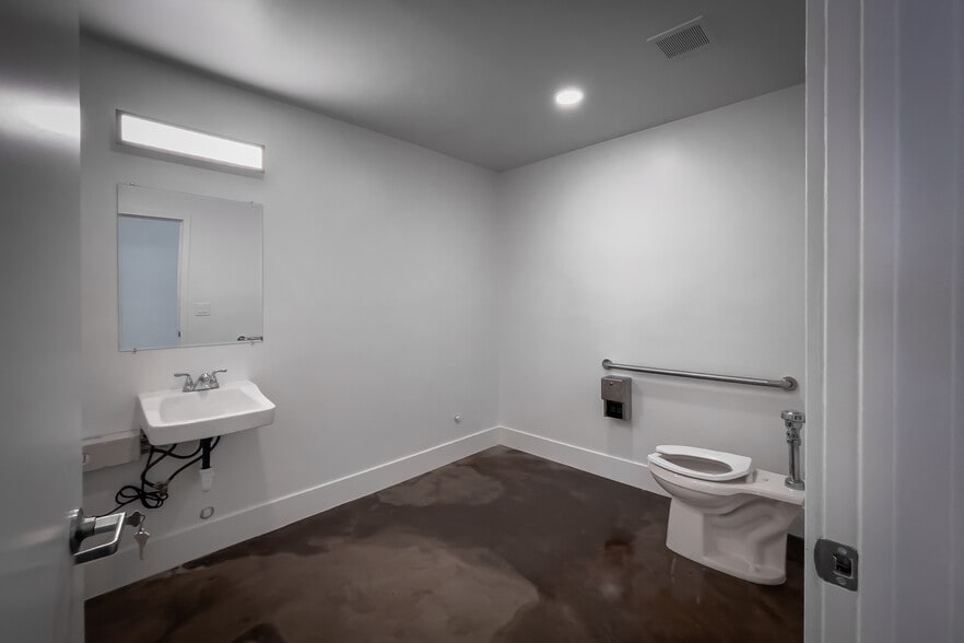 More Photos Of 5622 W Manchester Ave, Los Angeles General Retail For Lease