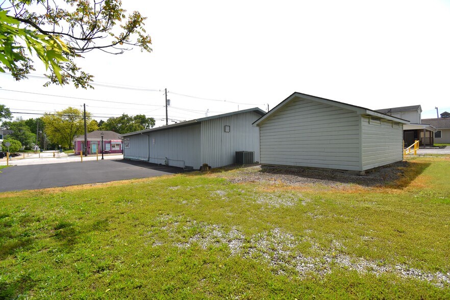 More Photos Of 132 N Main St, Hubbard Freestanding For Sale