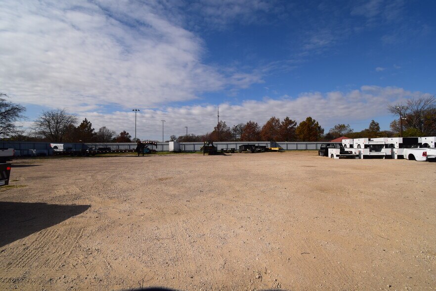 More Photos Of 1039 N Loop 12 Blvd, Irving Light Manufacturing For Sale