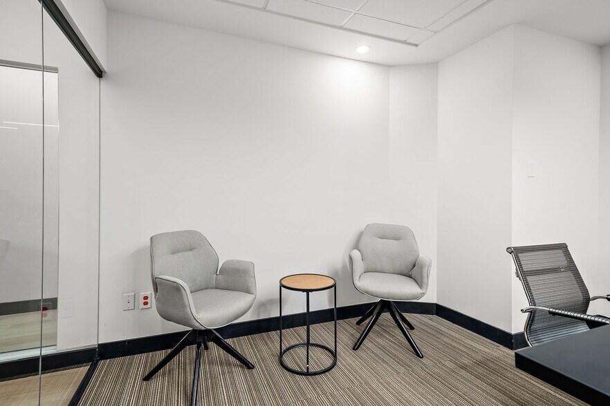 More Photos Of 3131 Boul de la Concorde E, Laval Coworking Space