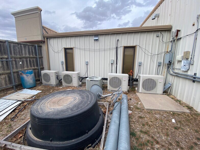 More Photos Of 810-812 SE 3rd St, Lawton Light Manufacturing For Sale