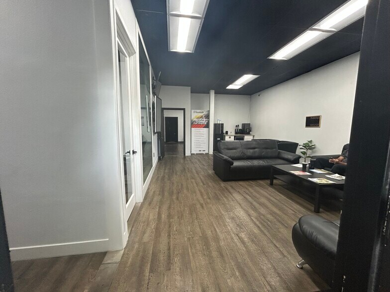 More Photos Of 13600 NE Spring Blvd, Bellevue Warehouse For Lease