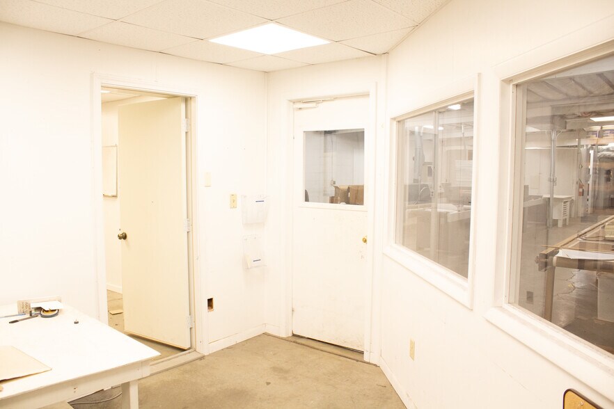 More Photos Of 645 Bellefontaine Ave, Marion Light Distribution For Sale