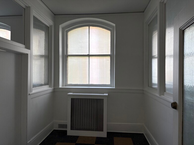 More Photos Of 902 E 1st St, Duluth Office For Sale