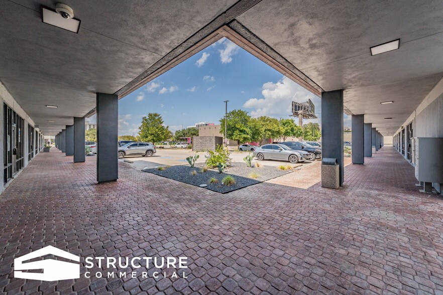 More Photos Of 2629 N Stemmons Fwy, Dallas Unknown For Lease