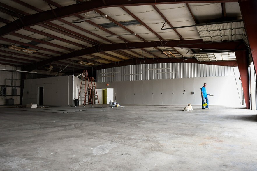More Photos Of 7043 Satsuma Dr, Houston Warehouse For Lease