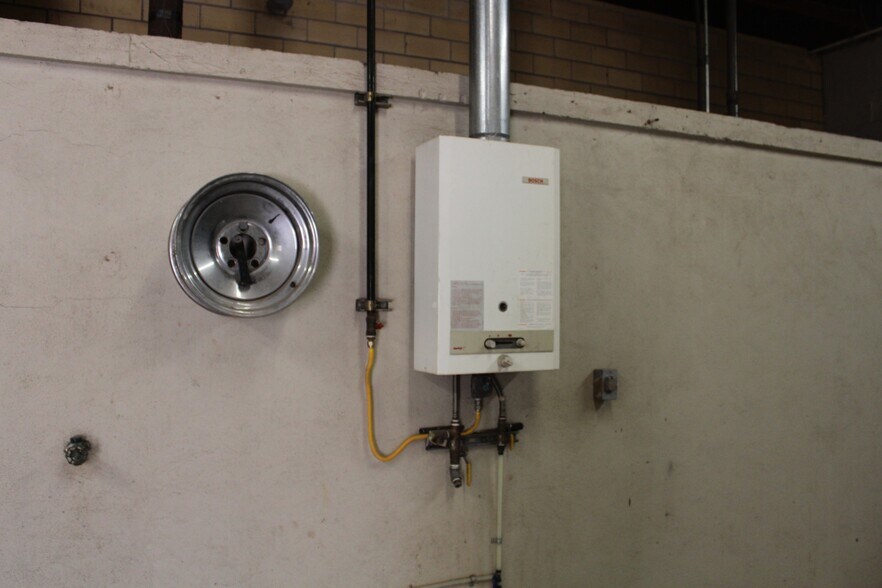 More Photos Of 806 9th St, Woodward Warehouse For Sale