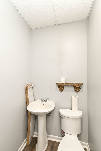 More Photos Of 3455 Shelby St, Indianapolis Office For Sale