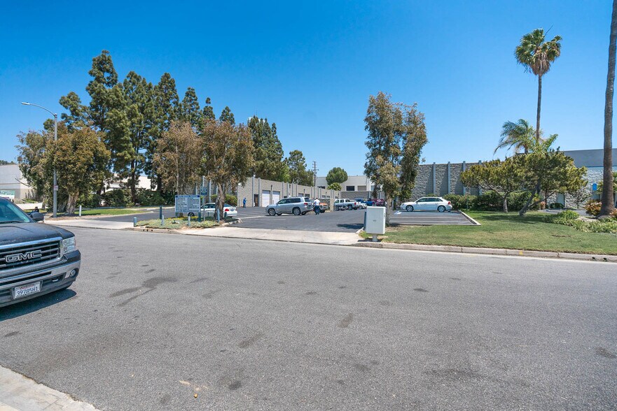 More Photos Of 2280 Shasta Way, Simi Valley Warehouse For Lease