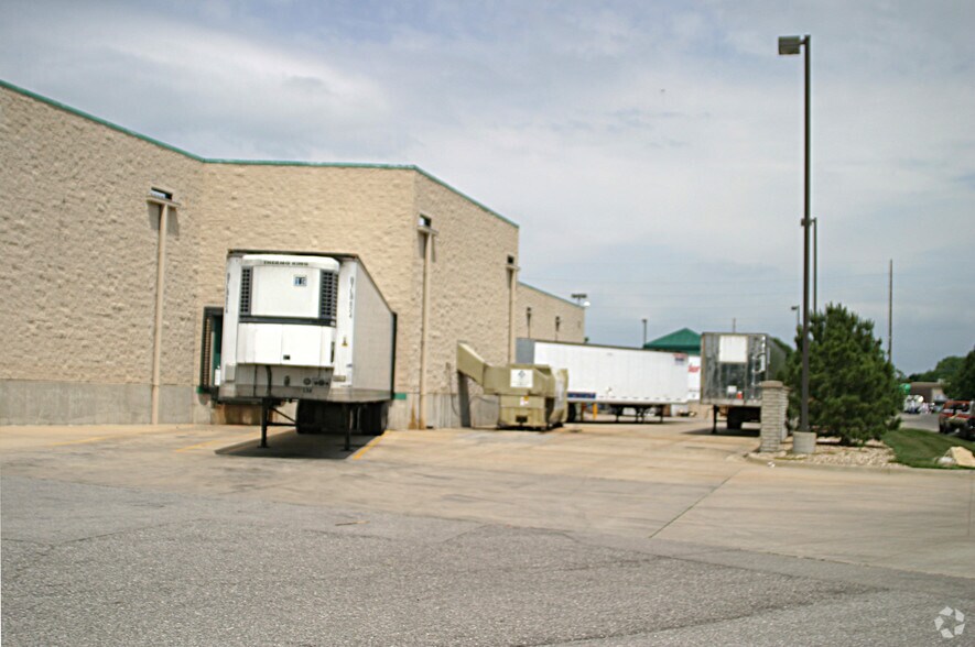 More Photos Of 7707 E Central Ave, Wichita Supermarket For Lease