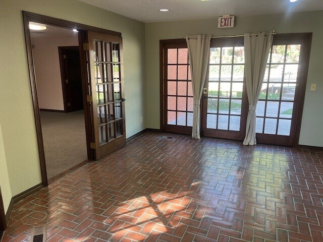 More Photos Of 2000 E 15th St, Edmond Medical For Lease