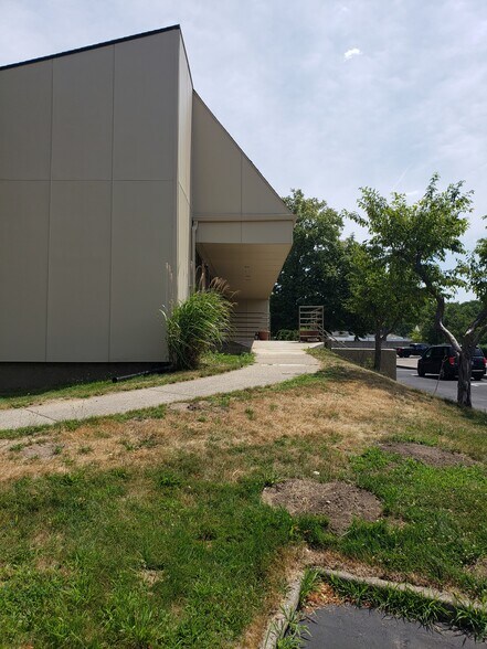 More Photos Of 24724 Lahser Rd, Southfield Office For Sale