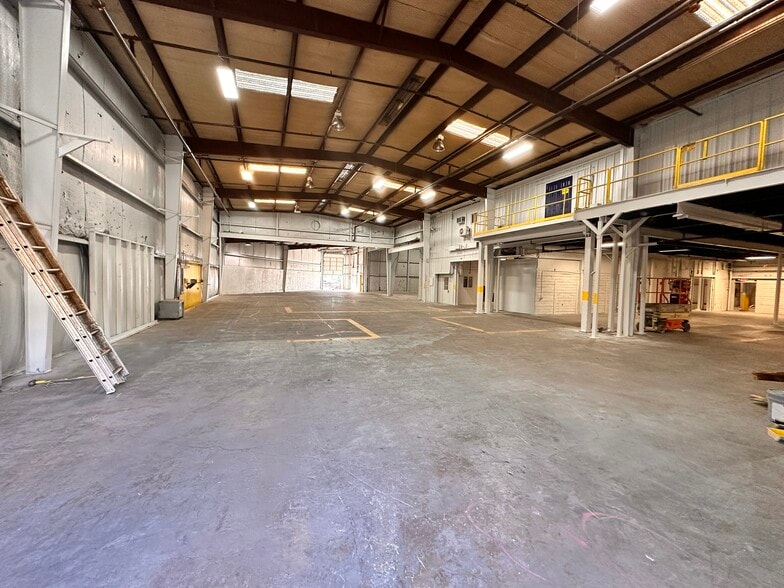 More Photos Of 418 E Jones St, Lewisville Manufacturing For Lease