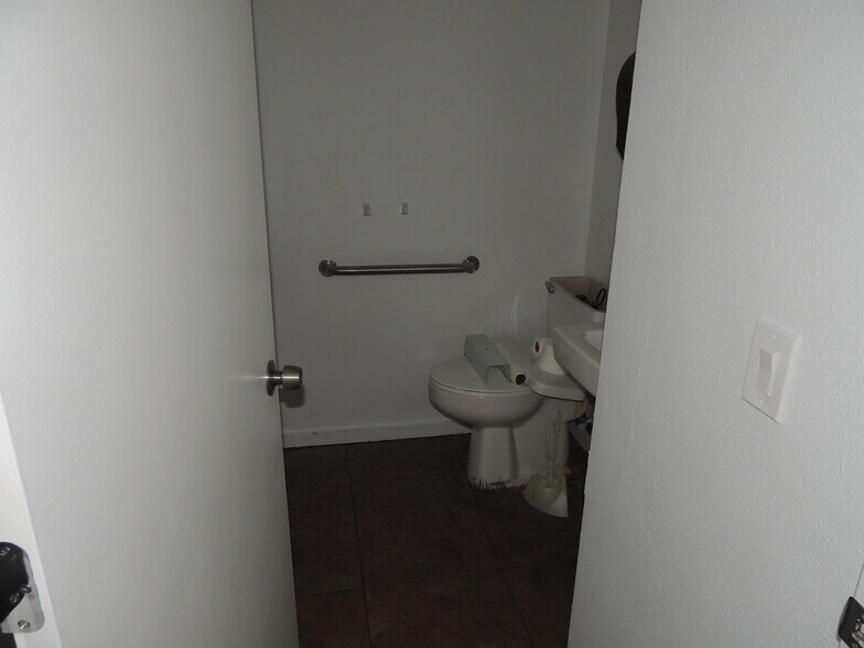 More Photos Of 2311 Whitfield Industrial Way, Sarasota Warehouse For Sale