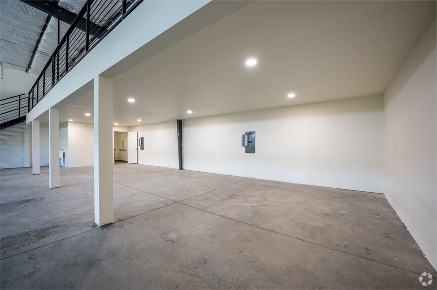 More Photos Of 4061 Thomas St, Oxford Unknown For Lease