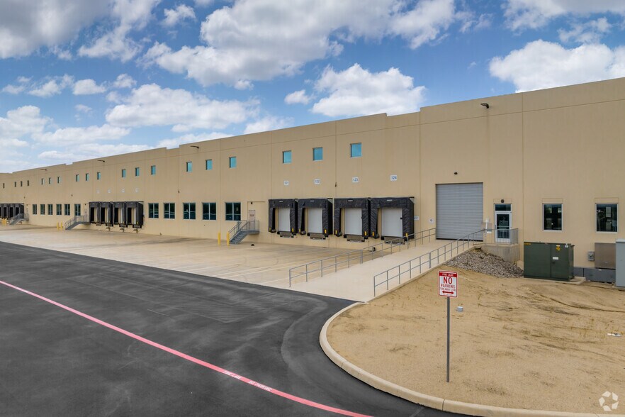 More Photos Of 6422 E Campus Dr, San Antonio Warehouse For Lease