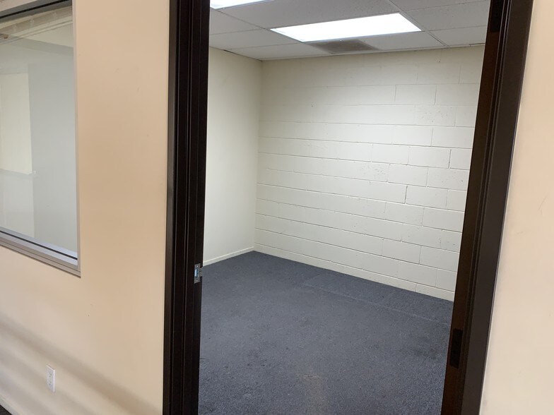 More Photos Of 9641 Owensmouth Ave, Chatsworth Warehouse For Lease