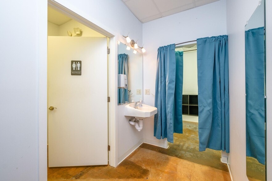 More Photos Of 90 N Main St, Harrisonburg Office For Sale