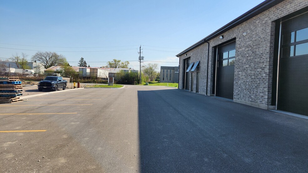 More Photos Of 2100 Fasan Dr, Tecumseh Flex For Lease