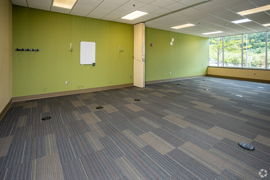More Photos Of 201 Resting Tree Dr, Bristol Office For Lease