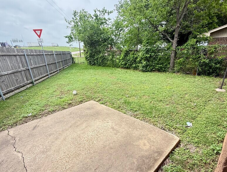More Photos Of 216 Texas St, Cedar Hill Office For Lease