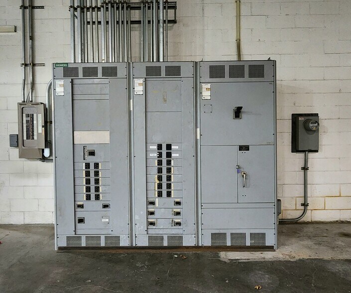 More Photos Of 70 Air Park Dr, Ronkonkoma Manufacturing For Lease