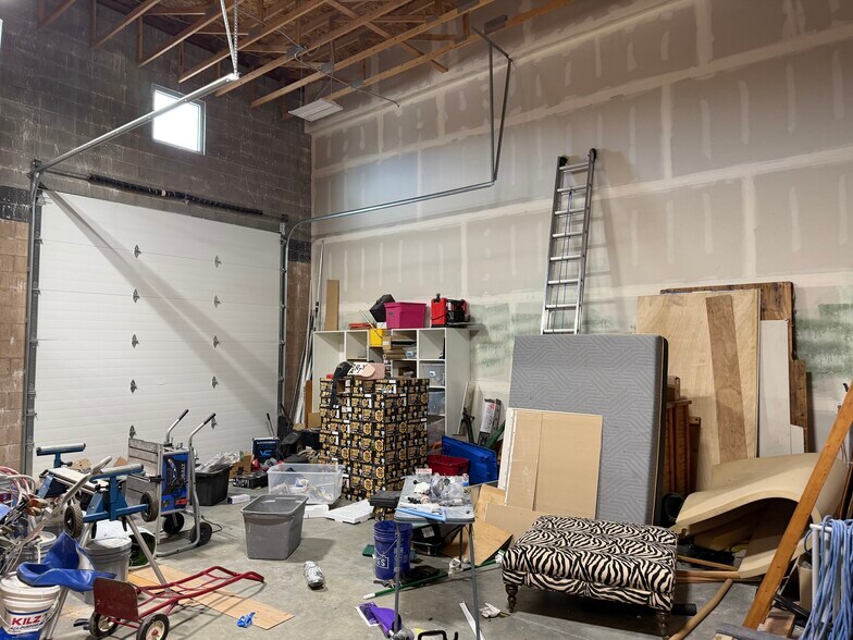 More Photos Of 2764-2808 W 14000 S, Bluffdale Showroom For Lease