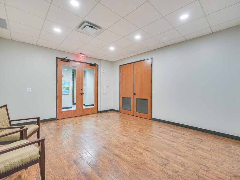 More Photos Of 3 Lakeway Centre Ct, Austin Medical For Lease
