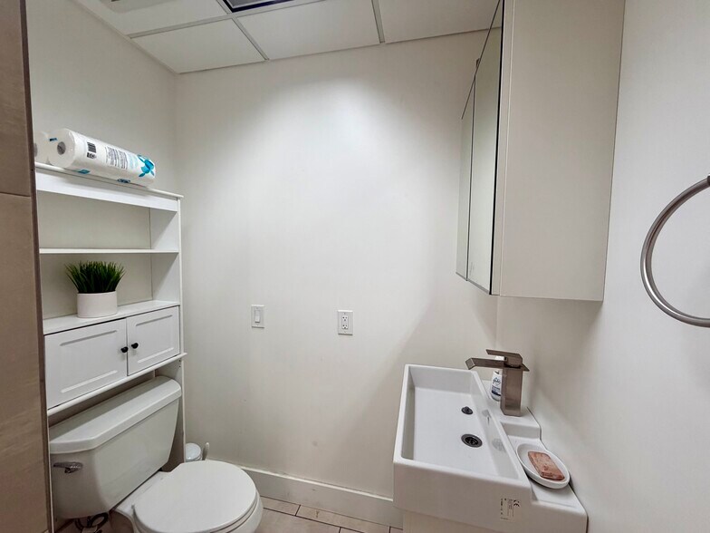 More Photos Of 7500 NW 25th St, Miami Office For Sale