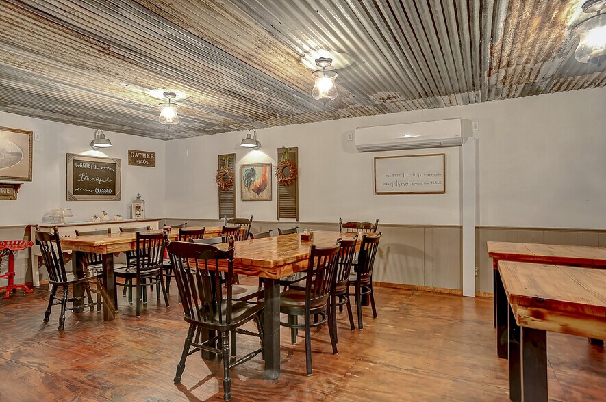 More Photos Of 117 S Franklin St, Colbert Restaurant For Sale