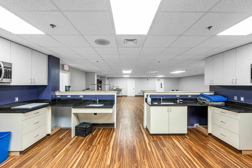 More Photos Of 6 Industrial Rd, Windsor Locks Manufacturing For Sale