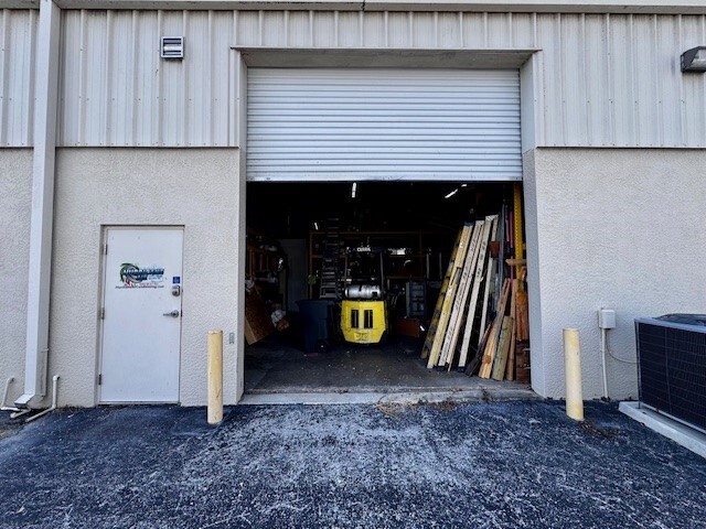 More Photos Of 2047-2071 Global Ct, Sarasota Warehouse For Lease